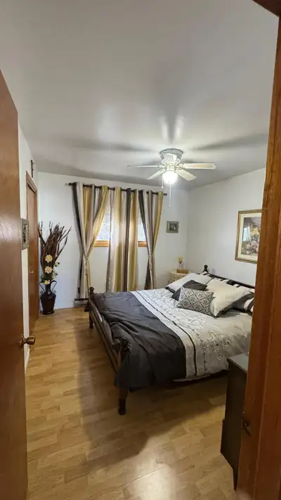 Room Available from 1st November on main floor for couple or sharing– Melbourne Street (New Sudbury)...