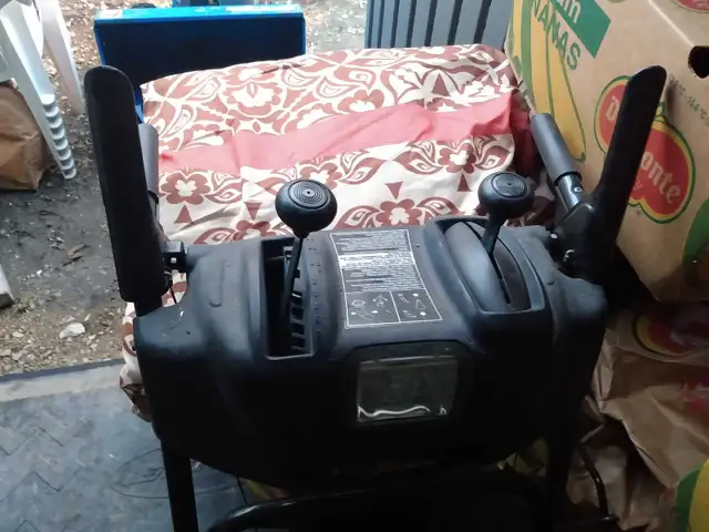 YARDWORKS 10.5 HP 30 INCH WIDE in Snowblowers in Windsor Region - Image 4