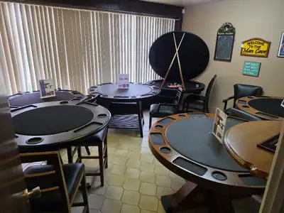All floor model poker game tables on sale now! Premium Legacy Billiards poker game tables, 2 in1 opt...