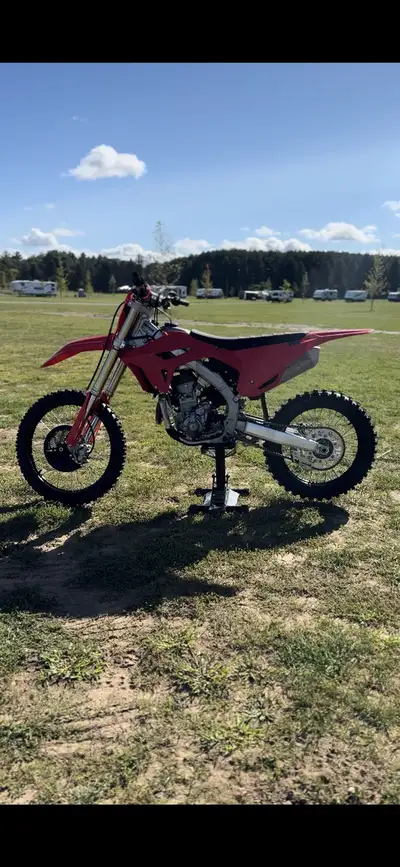 2024 CRF250r 30 hours. Novice rider never raced . Comes with OEM plastics (brand new) original seat...