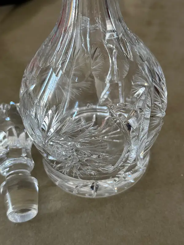 Elegant Vintage Cut Crystal Decanter - Pinwheel Star Pattern in Kitchen & Dining Wares in City of Montréal - Image 5