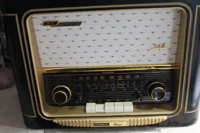 GRUNDIG CLASSIC 960 ANNIVERSARY EDITION AM/FM/SHORTWAVE RADIO, View more