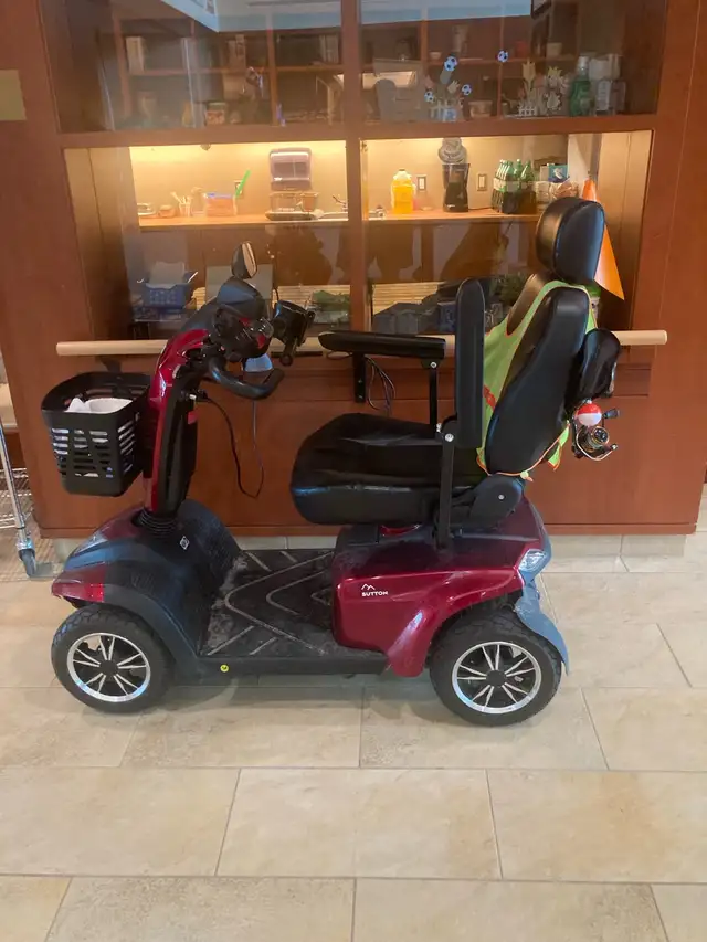 Scooter for sale in Road in Ottawa - Image 5