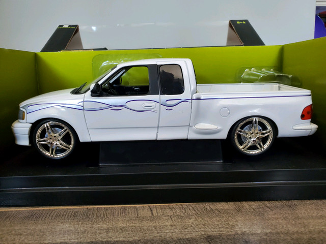 1:18 Diecast RC2 ERTL Slammed Ford F-150 Pickup White in Arts & Collectibles in Kawartha Lakes - Image 4