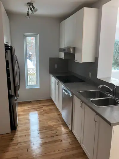 Lachine Ouest   grand bas de duplex  à 200m du bord de l'eau.