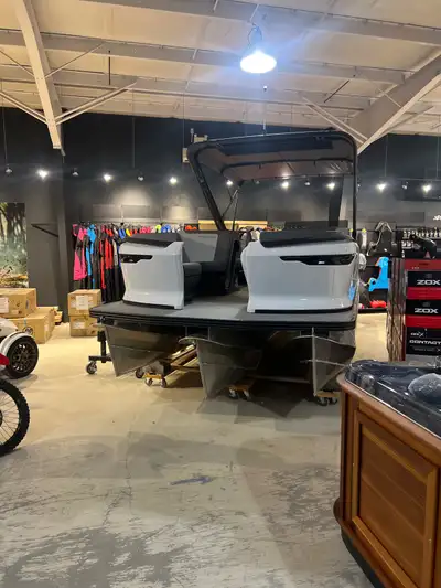 2024 manitou pontoon 5 hours like new