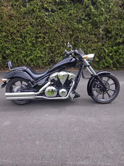 Cette Honda Fury 2013 est équipée d'un moteur robuste de 1300 cc offrant une conduite dynamique et u...