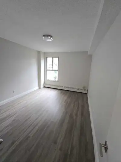Lease takeover available for a beautifully renovated 1-bedroom, 1-bathroom apartment located at 40 C...
