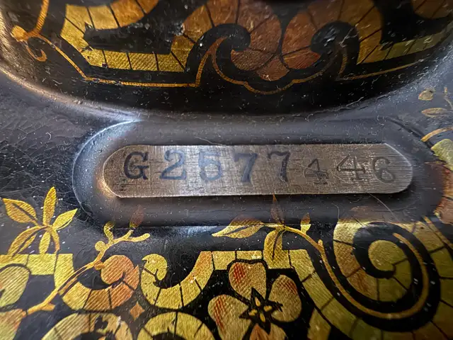 Antique Singer Sewing Machine 1913 in Arts & Collectibles in City of Toronto - Image 9