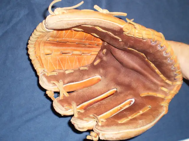 Baseball Gloves, RIGHT HAND (RH)), 11 inches in Baseball & Softball in City of Toronto - Image 8