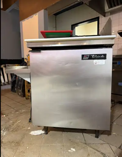 True TSSU-27-08-HC 27" 2-Door Salad/Sandwich Prep Table, View more