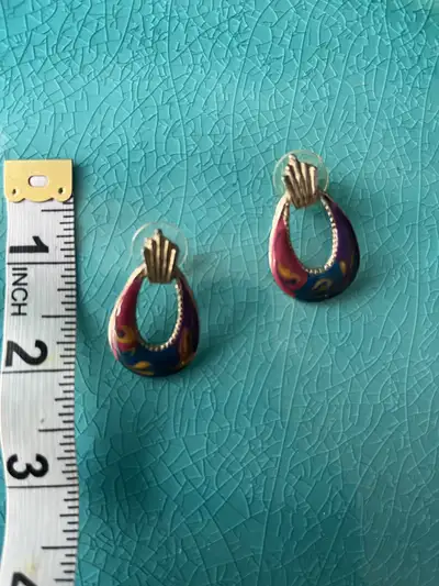 These are a pair of vintage earrings, perfect for adding a splash of colour to any outfit! The earri...