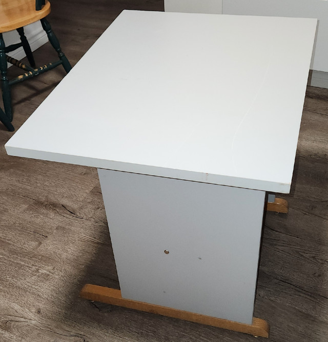 Petit bureau ou table bistro pour deux dans Bureaux  à Baie-Comeau - Image 2