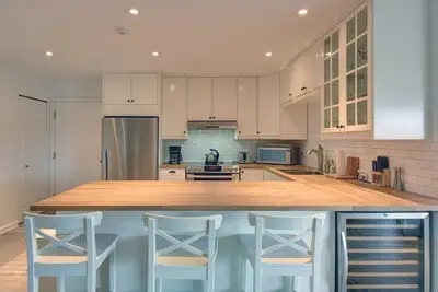 HIVER 2026/2027 (5 mois seulement: nov 15 à avril 15 inclusivement) Condo rénové de 3 chambres sur l...