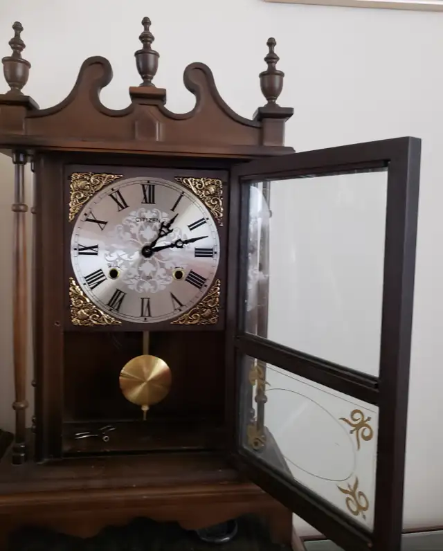 Wood Chiming Pendulum Wall Clock in Home Décor & Accents in City of Toronto - Image 3