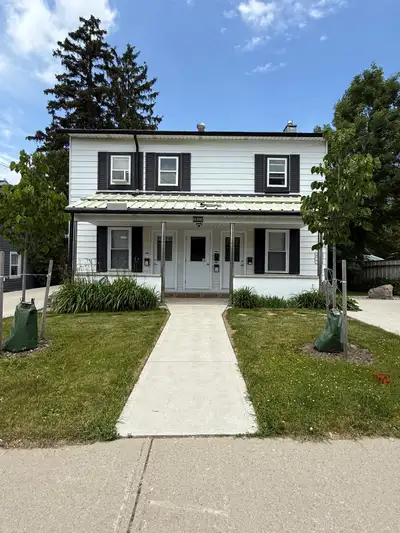 MAIN FLOOR, 1 BED, 1 BATH APARTMENT, NICE KITCHEN, 1 PARK INCL.