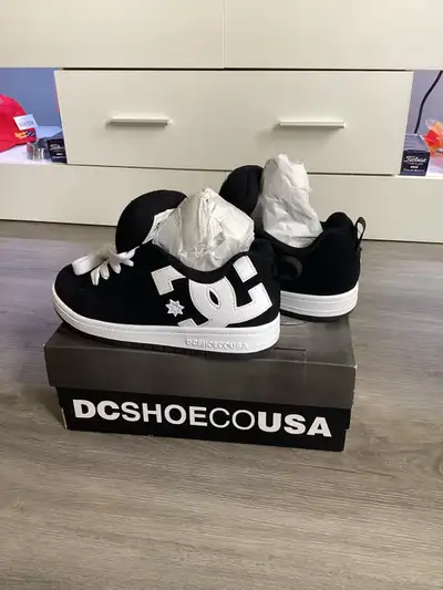 Kids Junior DC skate shoes Size 4, View more