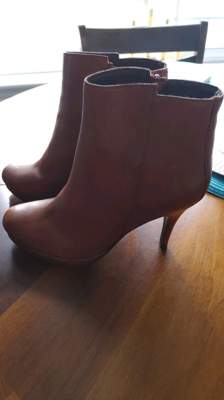Brown Steve Madden Leather bootie $60 NWOT, Size 8.5-9 in Women's - Shoes in Saint John - Image 2