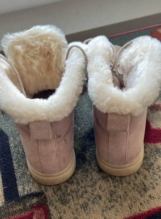 women’s winter boots in Women's - Shoes in Calgary - Image 3