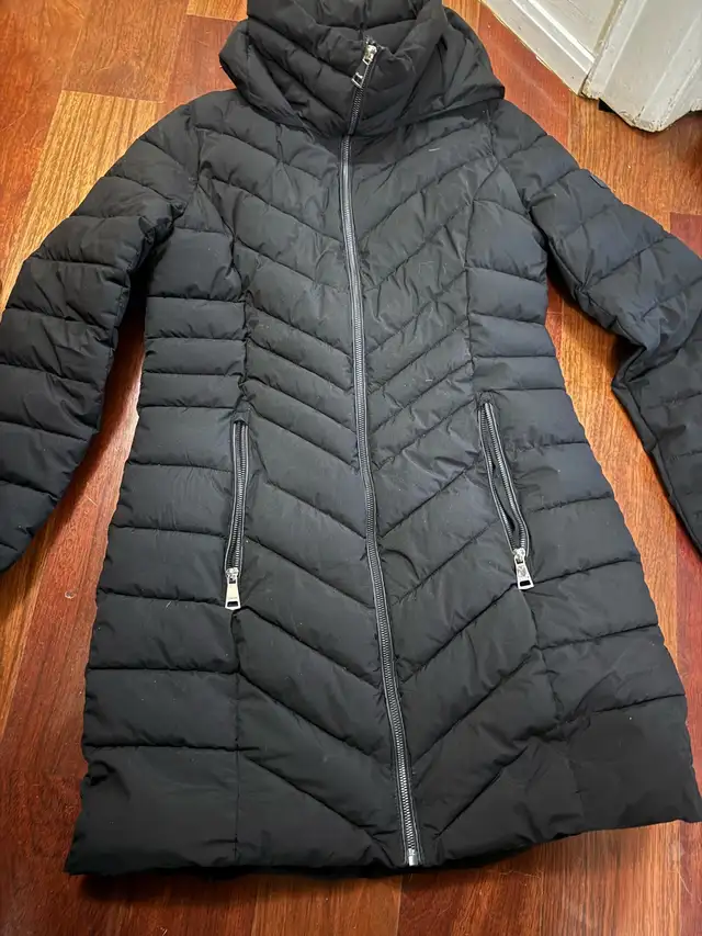 woman’s puffer jacket DKNY in Women's - Tops & Outerwear in City of Toronto - Image 2