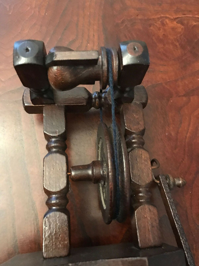 Vintage miniature hand made wooden spinning wheels 9”. in Arts & Collectibles in Markham / York Region - Image 2