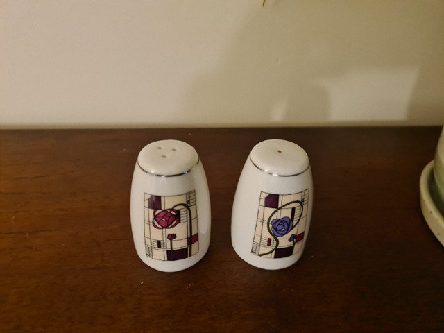 Vintage MCM MacKintosh Collection Salt and Pepper Shakers in Arts & Collectibles in Dartmouth - Image 2
