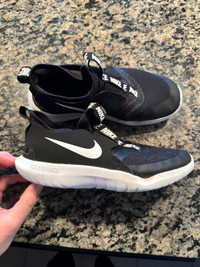 Size 2.5 kids Nike sneakers