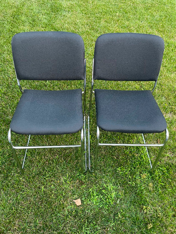 Deux (2) Chaises noires rembourrées, chromées, empilables dans Chaises, Fauteuils inclinables  à Laval/Rive Nord