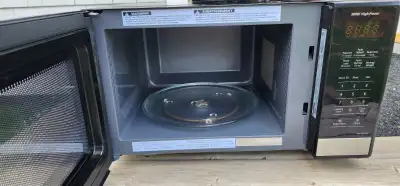Panasonic 900w microwave for sale. Countertop. Good condition. Black finish. Owners manual included....