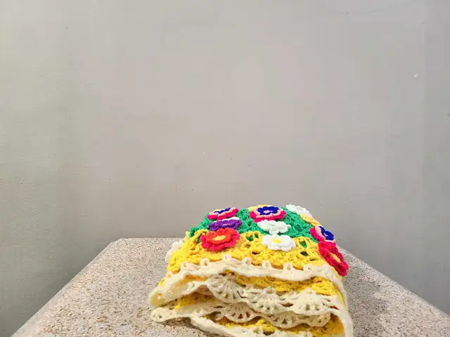 table clothes flowers blanket in Home Décor & Accents in London - Image 5