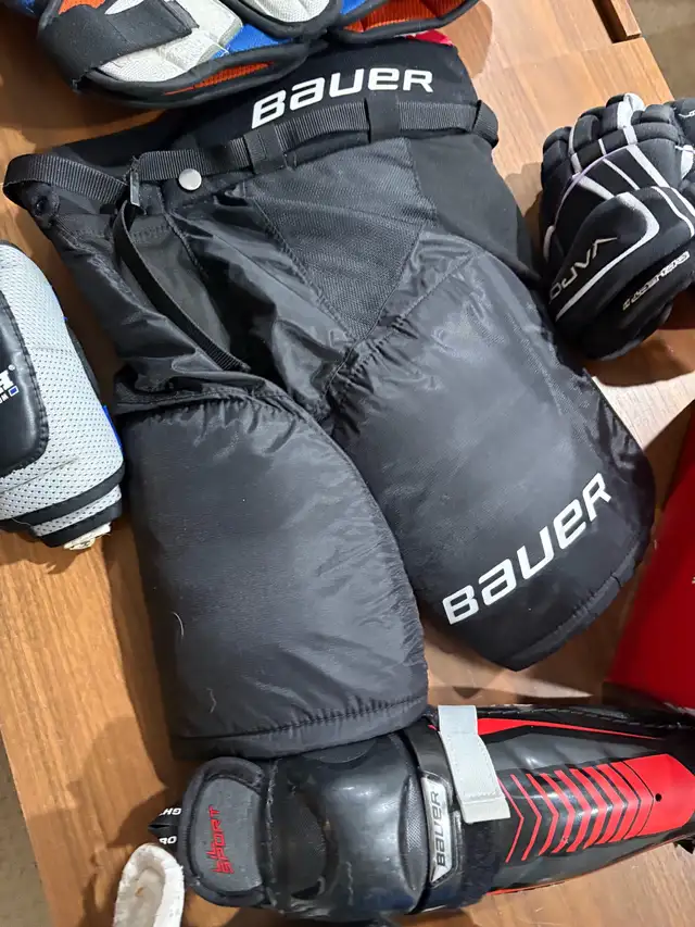 kids hockey equipment in Hockey in Guelph - Image 5