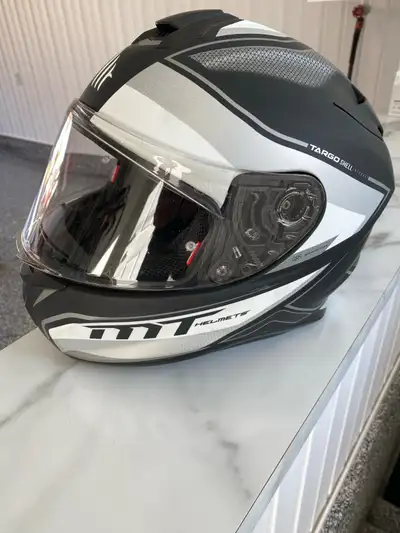 Casque de moto de grandeur (L) avec visière utilisé seulement 5 fois presque neuf. Esthétique est pa...