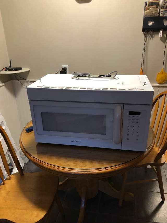 Frigidaire microwave in Microwaves & Cookers in Belleville