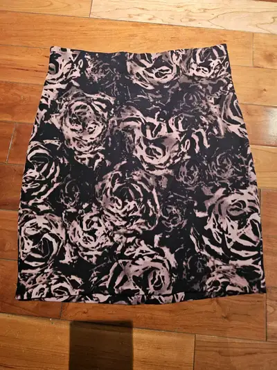 2/20$ SKIRTS size4, View more