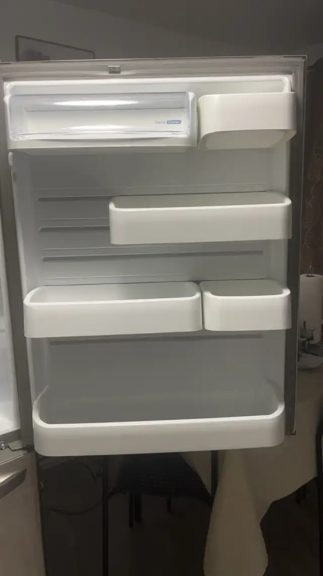 Frigidaire LG in Refrigerators in Laval / North Shore - Image 4