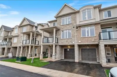 Stunning 3‑Bedroom Townhouse for Rent – Prime Stoney Creek Location! 40 Zinfandel Drive, Hamilton We...