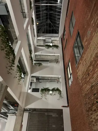 Bienvenue aux loft moreau et la tour d’eau. Manganique studio commercial situé dans un quartier flor...