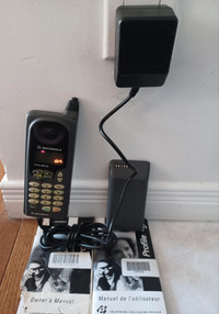Vintage Motorola 300E Cell Phone - cellulaire vintage