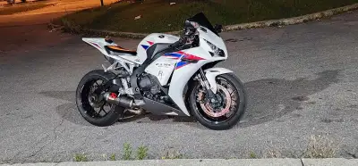 This 2012 Honda CBR1000RR ABS is a high-performance sportbike, perfect for thrilling rides and agile...