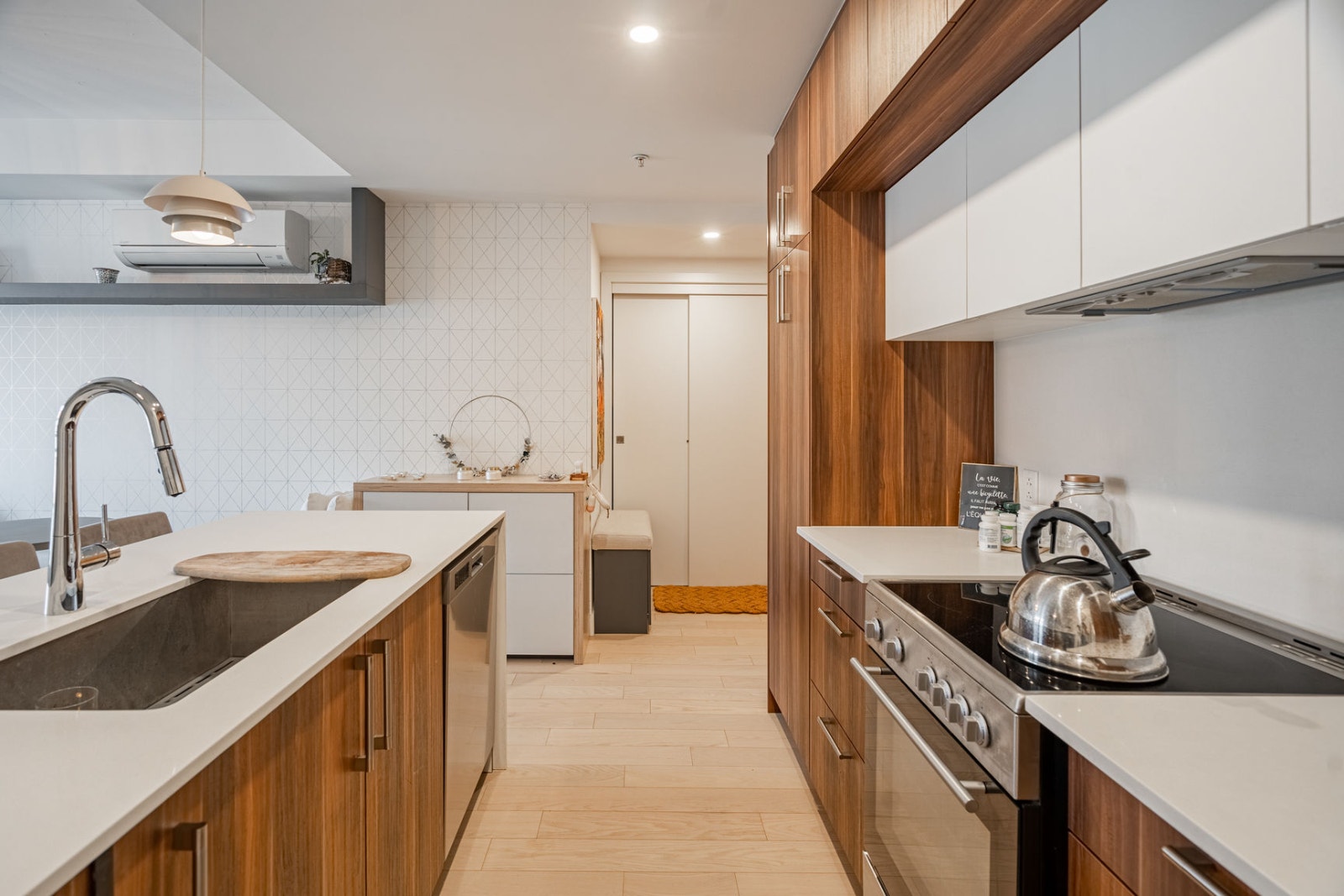 CONDO SUD OUEST-DISPO DE SUITE-PARKING-LIONEL GROULX CHARLEVOIX — photo 2
