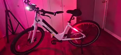 Vélo électrique grandeur M/L avec chargeur et lumières et batterie intégrée au cadre, cadenas ,presq...