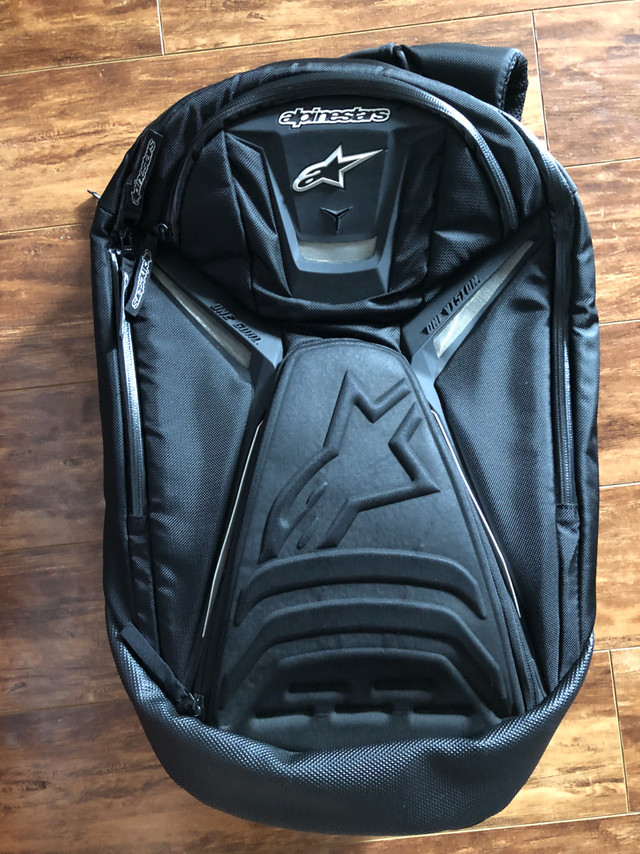 motorcycle backpack $200 cash. Ad remove once sold in Motorcycle Parts & Accessories in Mississauga / Peel Region - Image 3