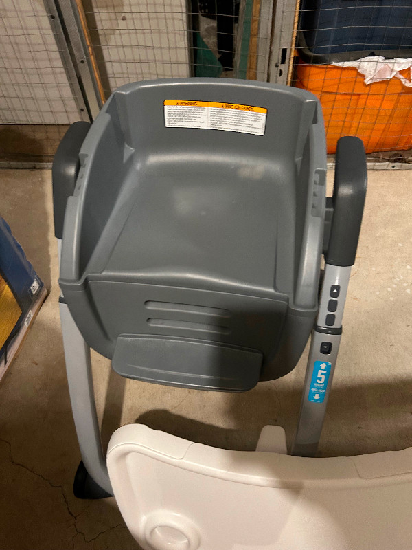Like New Graco DuoDiner DLX 6-in-1 Highchair in Feeding & High Chairs in Hamilton - Image 4
