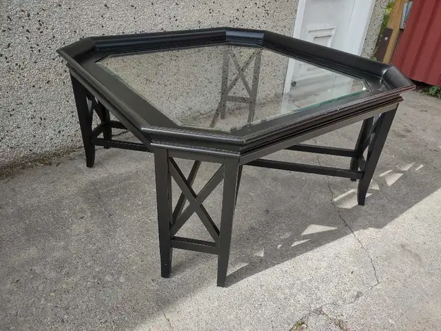 MODERN COFFEE TABLE WITH A GLASS TOP GREAT SHAPE  in Coffee Tables in Calgary - Image 5