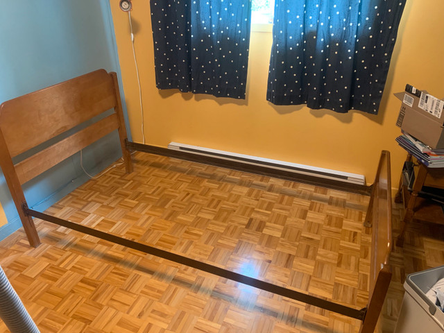 Base lit avec sommier simple pour enfants 5 a15 ans dans Lits et matelas  à Longueuil/Rive Sud