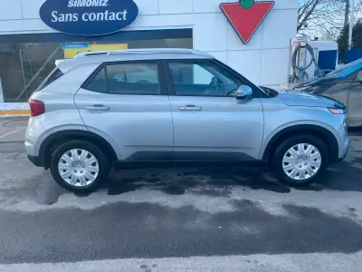 Hyundai Venue Ultimate 2022 ( 14000 Km ) Gris argent volant et sieges avant chauffants. Traction ava...