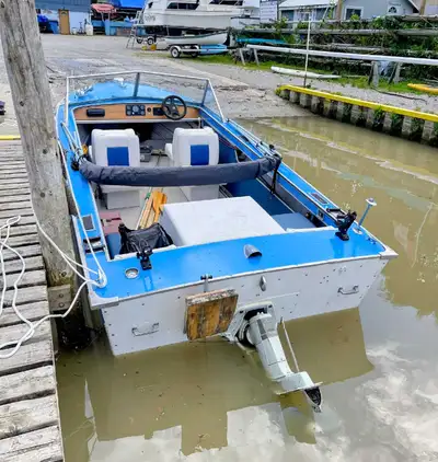 This pre-owned Starcraft fishing boat is a reliable aluminium vessel measuring 18 feet, perfect for...