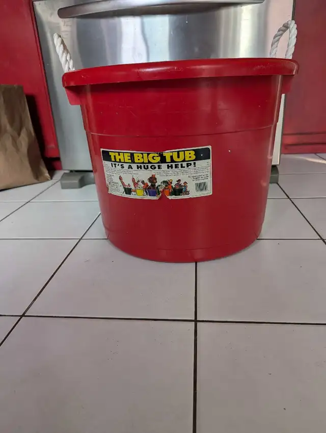 Red tub storage bin in Storage & Organization in Mississauga / Peel Region - Image 2