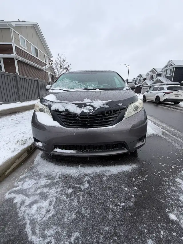 2013 Sienna LE 