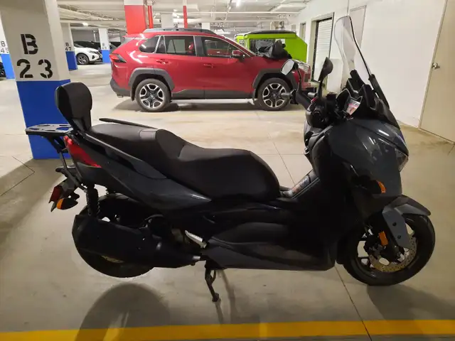 2022 Yamaha XMAX 300 in Scooters & Pocket Bikes in Renfrew - Image 3